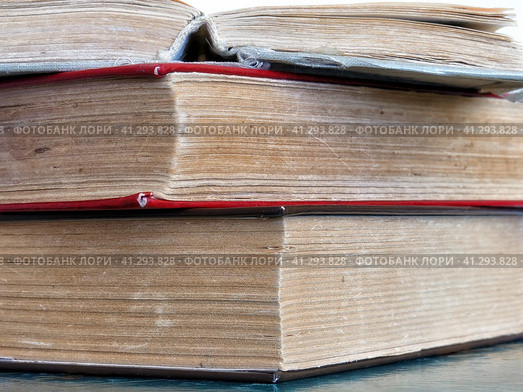 Корешки потрепанных старых книг. Стоковое фото, фотограф Татьяна Т / Фотобанк Лори