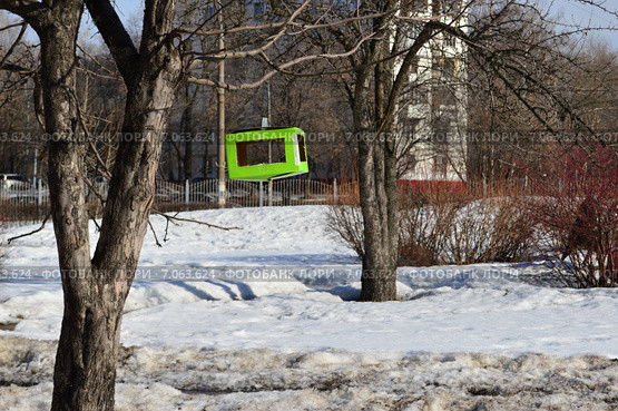 Кормушка для птиц в сквере Знаки зодиака на Енисейской улице в Москве (2015 год). Редакционное фото, фотограф lana1501 / Фотобанк Лори
