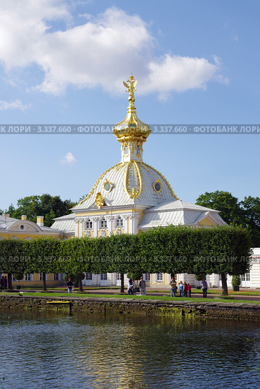 Корпус "Под гербом", Петергоф, Верхний сад, Квадратные пруды (2011 год). Редакционное фото, фотограф Nataliya Sabins / Фотобанк Лори