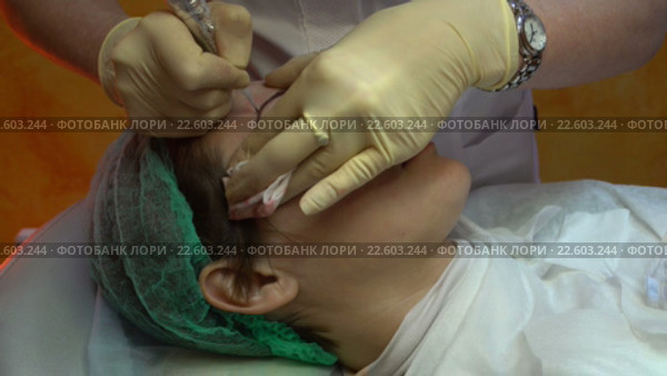 Косметология. Татуаж бровей. Стоковое видео, видеограф Валентин Беспалов / Фотобанк Лори