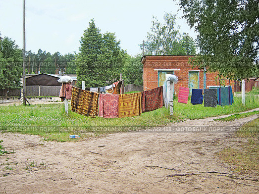Ковровые дорожки, покрывала, подушки сушатся на столбах и веревках. Южа. Ивановская область (2011 год). Стоковое фото, фотограф Румянцева Наталия / Фотобанк Лори