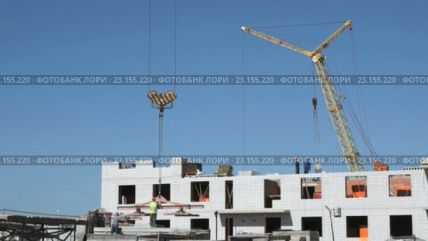 Кран доставляет бетонную плиту строителям. Стоковое видео, видеограф worker / Фотобанк Лори