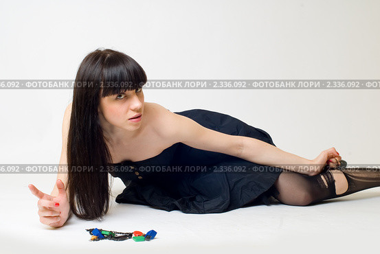 Красивая девушка в порванных колготках. Стоковое фото, фотограф Сергей Буторин / Фотобанк Лори