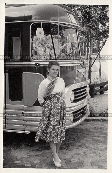 Красивая девушка возле автобуса Chausson APH 522. Старинная чёрно-белая фотография 1950-х годов. Редакционная иллюстрация, иллюстратор александр афанасьев / Фотобанк Лори