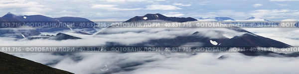 Красивая горная панорама. Горные вершины среди облаков и тумана. Арктический пейзаж. Путешествия, походы и альпинизм на Крайнем Севере России. Чукотка, Дальний Восток России. Широкая панорамная фотография. Стоковое фото, фотограф Андрей Степанов / Фотобанк Лори