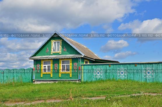 Красивый резной домик в Тверской области. Стоковое фото, фотограф Елена Коромыслова / Фотобанк Лори