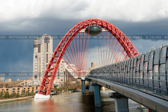 Красивый вантовый Живописный мост в Москве, Россия. Это самый высокий подвесной мост в Европе и визитная карточка Москвы. Хорошая панорама современных зданий в Москве (2021 год). Редакционное фото, фотограф Pukhov K / Фотобанк Лори
