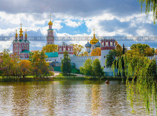 Красивый вид на Новодевичий монастырь. Золотая осень. Солнечный день. Москва. Россия (2022 год). Стоковое фото, фотограф E. O. / Фотобанк Лори