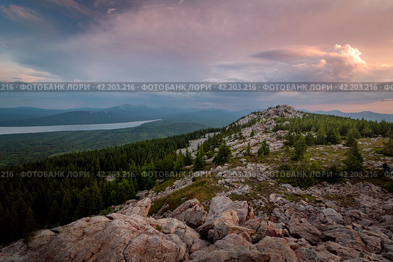 Красивый закат в горах на вершине хребта Зюраткуль. Стоковое фото, фотограф Сергей Егоров / Фотобанк Лори
