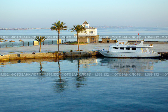 Красное море. Причал. (2009 год). Редакционное фото, фотограф Natalia Sidorova / Фотобанк Лори