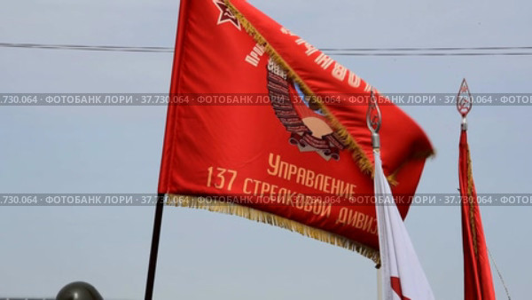 Красное Знамя Победы развевается на ветру. Фрагмент репетиции Парада Победы. Стоковое видео, видеограф Nikolay Pestov / Фотобанк Лори