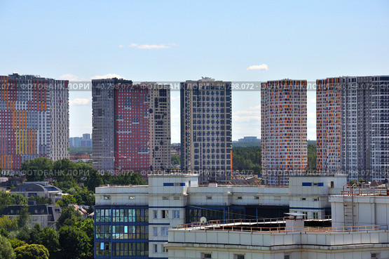 Krasnogorsk, Russia - 24 July. 2021. Modern high-rise residential buildings in Pavshino (2000 год). Редакционное фото, фотограф Володина Ольга / Фотобанк Лори