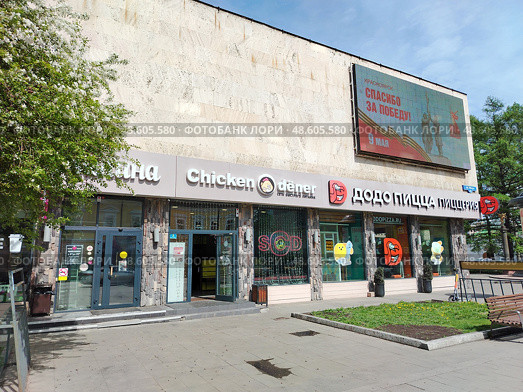 Красноярск. Фасад здания с рестораном Chicken Döner и пиццерией. Редакционное фото, фотограф Михаил Павлов / Фотобанк Лори