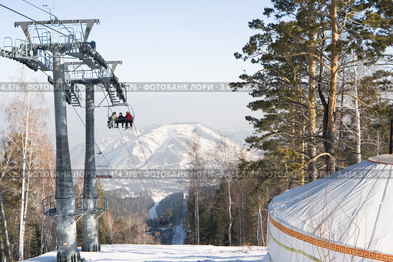 Красноярск. Канатно-кресельная дорога в фанпарке Бобровый лог (2012 год). Редакционное фото, фотограф Шичкина Антонина / Фотобанк Лори