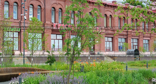 Красные торговые ряды. Расположены в центре города, торговые ряды «врезаны» в склон Соборной горы, тем самым являясь подпорными стенками. Красный торговый корпус построен в 1911 году на средства городского общества для того, чтобы кинешемские купцы в многолюдные ярмарочные дни имели здесь стационарные места для торговли. Кинешма, улица Рылеевская, 1 (2021 год). Редакционное фото, фотограф Сергей Елизарьев / Фотобанк Лори