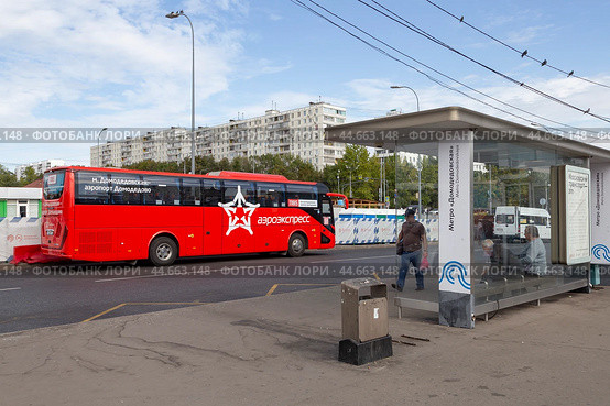Красный автобус аэроэкспресс маршрут 1185 в аэропорт "Домодедово" около автобусной остановки метро "Домодедовская". Москва (2024) Редакционное фото, фотограф Юлия Кутыгина / Фотобанк Лори