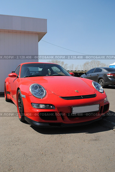 Красный автомобиль Porsche Carrera (2010 год). Редакционное фото, фотограф Юрий Андреев / Фотобанк Лори