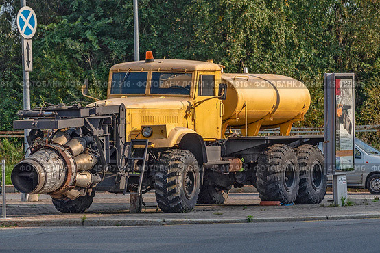 КрАЗ-255, на котором дополнительно смонтирован реактивный авиационный двигатель ВК-1. Машина для удаления с бетонных покрытий аэродромов влаги, снега и гололёдных образований. Санкт-Петербург. Редакционное фото, фотограф Румянцева Наталия / Фотобанк Лори