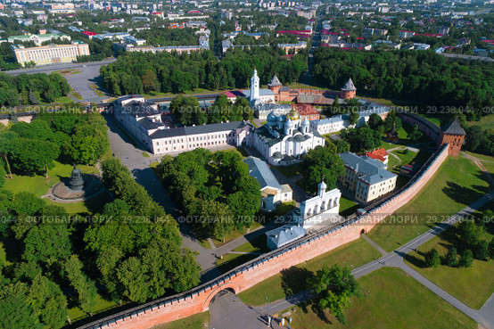 Кремль Великого Новгорода в городском пейзаже летним солнечным днем (съемка с квадрокоптера). Россия (2018 год). Стоковое фото, фотограф Виктор Карасев / Фотобанк Лори