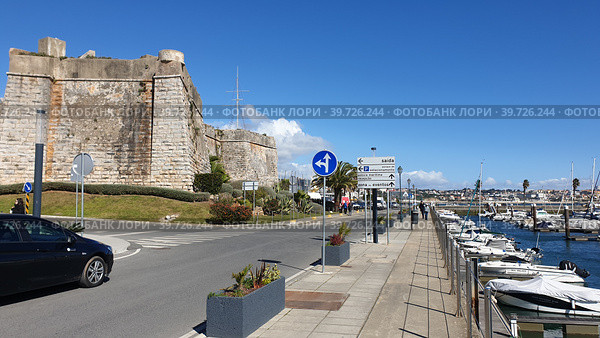 Крепость Кашкайша (Citadel of Cascais). Побережье Атлантического океана. Кашкайш, Лиссабон, Португалия (2023 год). Редакционное фото, фотограф lana1501 / Фотобанк Лори