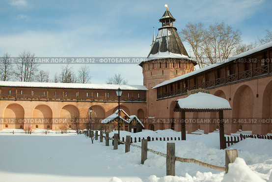 Крепостные стены и башня Спасо-Евфимиева монастыря в Суздале (2011 год). Редакционное фото, фотограф Gagara / Фотобанк Лори