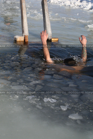 Крещенское купание в проруби (2009 год). Редакционное фото, фотограф Камбулина Татьяна / Фотобанк Лори
