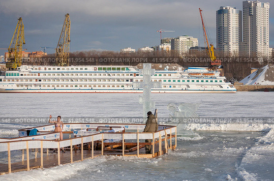 Крещенское купание в проруби (2015 год). Редакционное фото, фотограф Владимир Чинин / Фотобанк Лори