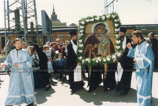 Крестный ход с иконой  Богородицына железнодорожном вокзале. Редакционное фото, фотограф Retro / Фотобанк Лори