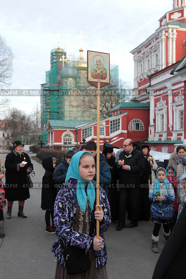 Крестный ход с плащаницей в Страстную пятницу в Новодевичьем монастыря (2018 год). Редакционное фото, фотограф Дмитрий Неумоин / Фотобанк Лори