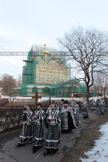 Крестный ход с плащаницей в Страстную пятницу в Новодевичьем монастыря (2018 год). Редакционное фото, фотограф Дмитрий Неумоин / Фотобанк Лори
