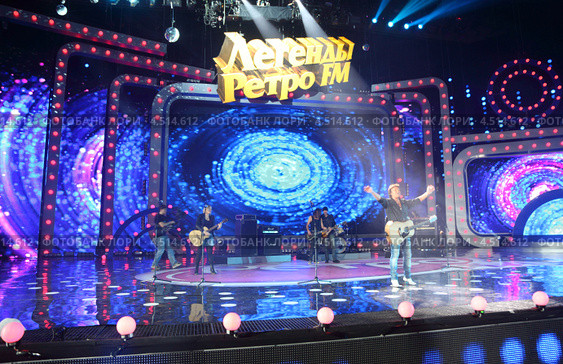 Крис Норман из группы Smokie с гитарой во время концерта легенды RetroFM в СК «Олимпийский», 17 декабря 2011 года в Москве, Россия. Редакционное фото, фотограф Losevsky Pavel / Фотобанк Лори