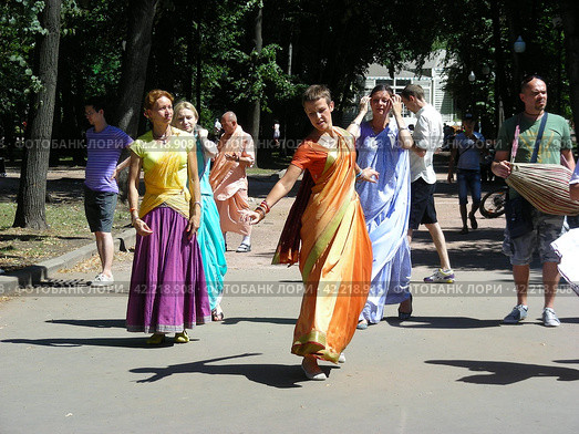 Кришнаиты танцуют на улице. Парк Горького. Москва (2014 год). Редакционное фото, фотограф lana1501 / Фотобанк Лори