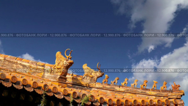 Кровельные украшения в Юнхэгун (Храм Лама) в Пекине, Китай (2015 год). Стоковое видео, видеограф Владимир Журавлев / Фотобанк Лори
