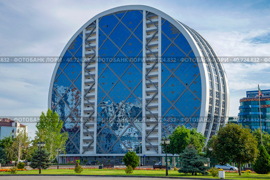 Круглый небоскреб в центре Грозного. Чеченская Республика (2023 год). Редакционное фото, фотограф Анна Карасева / Фотобанк Лори