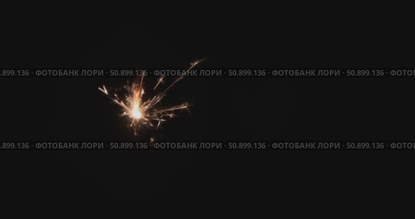 Крупный план бенгальского огня, который полностью сгорает в пламени. Горит сверху донизу. Огненные искры горят на черном фоне. Изолированные на черном фоне. Стоковое видео, видеограф Александр Собко / Фотобанк Лори