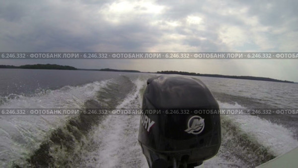 Крупный план двигателя моторной лодки, едущей по озеру (2014 год). Редакционное видео, видеограф Кекяляйнен Андрей / Фотобанк Лори