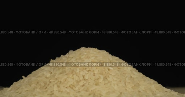 Крупный план. Вращение кучи рисовых зерен. Выделено на черном фоне. Стоковое видео, видеограф Александр Собко / Фотобанк Лори