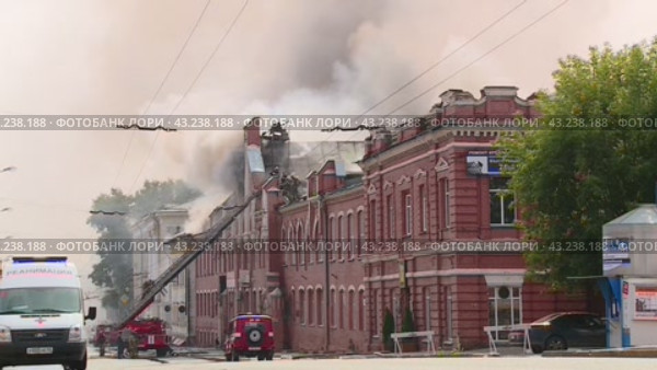 Крупный пожар в историческом здании в Кирове, Россия (2013 год). Редакционное видео, видеограф Алексей Сергеев / Фотобанк Лори