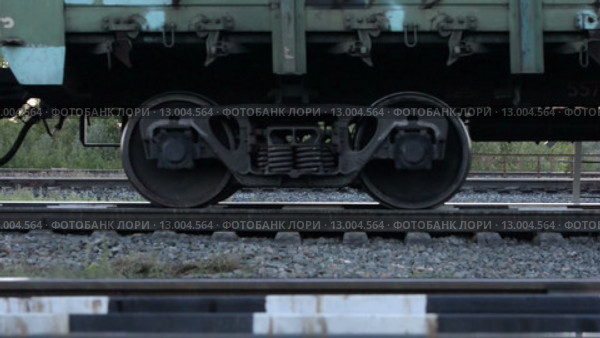 Крупным планом колесная пара грузового железнодорожного состава. Стоковое видео, видеограф Mikhail Erguine / Фотобанк Лори