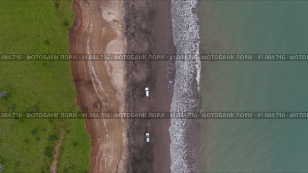 Крутой высокий скалистый берег северного моря. Живописный вид на море с водопадом на горе. Красивая природа острова Сахалин в России. Стоковое видео, видеограф Денисова Виктория / Фотобанк Лори