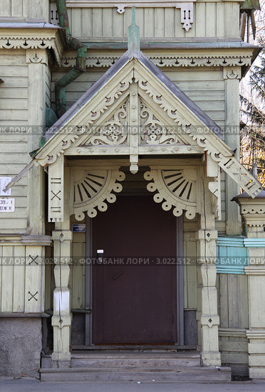 Крыльцо дома на улице Симановского в Костроме. Стоковое фото, фотограф Елена Гаврилова / Фотобанк Лори