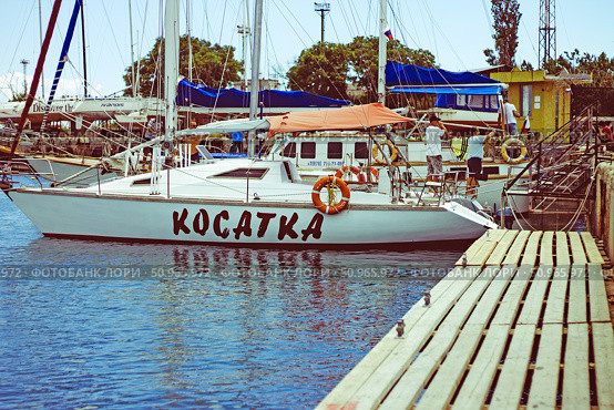 Крым, Евпатория, курорт, море, причал, яхта, бухта, набережная, швартовка, порт. Редакционное фото, фотограф Андрей Макаренко / Фотобанк Лори