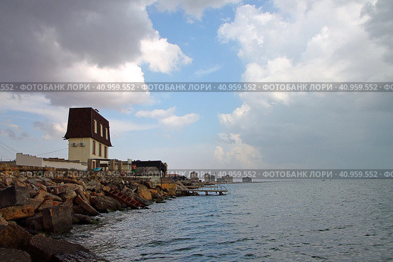 Крым, Евпатория, море, фавелы (2022 год). Редакционное фото, фотограф Андрей Макаренко / Фотобанк Лори