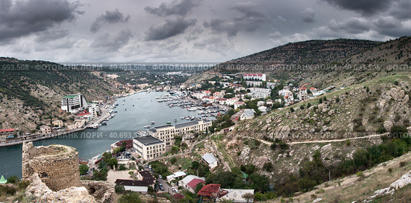 Крымский полуостров, бухта Балаклава, Горный ландшафт, морская пристань, курортная зона (2018 год). Редакционное фото, фотограф виктор химич / Фотобанк Лори