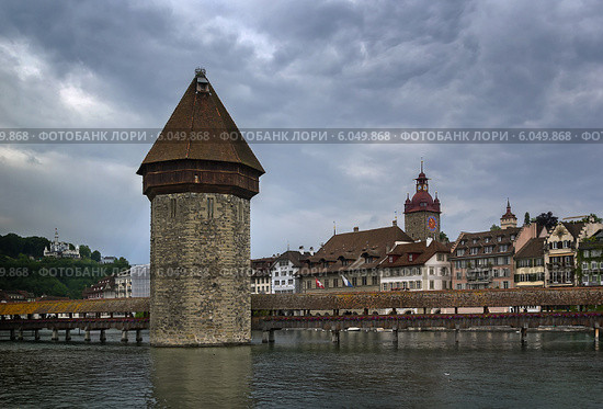 Крытый мост Капельбрюкке (Kapellbrucke) в Люцерне. Швейцария (2014 год). Стоковое фото, фотограф Boris Breytman / Фотобанк Лори