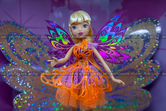 Кукла, экспонат Музея Winx в холле Центрального детского мира на Лубянке в городе Москве, Россия. Музей посвящен 15-летию анимационного сериала Winx Club (2019 год). Редакционное фото, фотограф Николай Винокуров / Фотобанк Лори