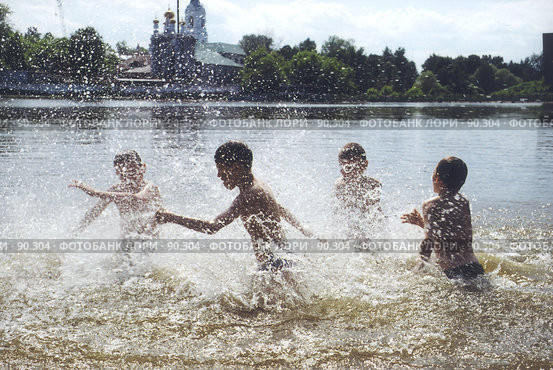 Купание детей в пруду. Стоковое фото, фотограф Владимир Власов / Фотобанк Лори