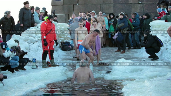 Купание в проруби у Петропавловской крепости в крещенские морозы. Санкт-Петербург (2013 год). Редакционное видео, видеограф Кекяляйнен Андрей / Фотобанк Лори
