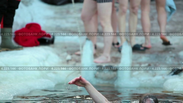 Купание в проруби в крещенские морозы (2013 год). Редакционное видео, видеограф Кекяляйнен Андрей / Фотобанк Лори