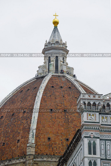 Купол собора  Santa Maria del Fiore крупным планом на фоне облачного неба. Флоренция, Италия (2017 год). Стоковое фото, фотограф Виктор Карасев / Фотобанк Лори